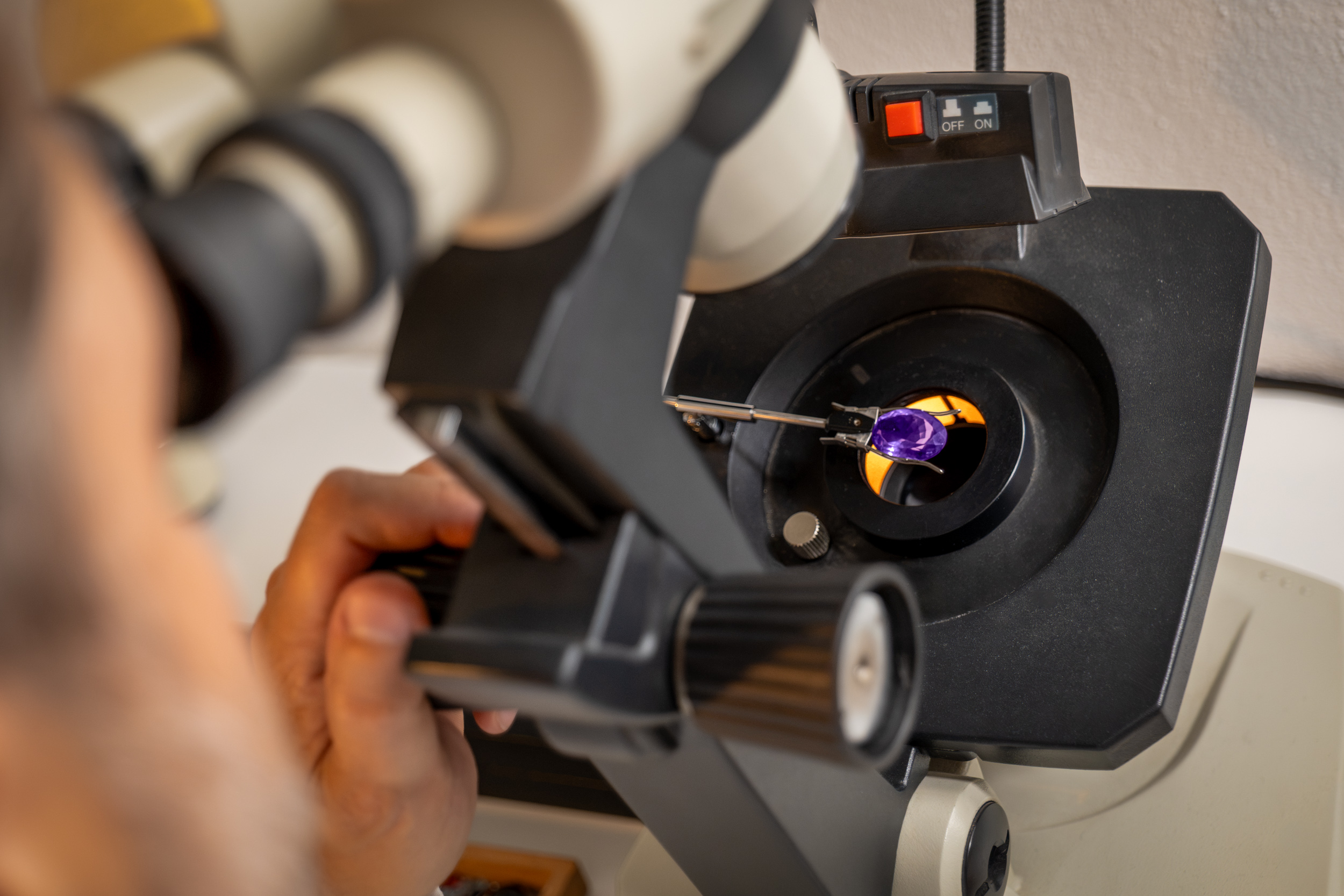 Analisi gemmologica di una pietra in laboratorio