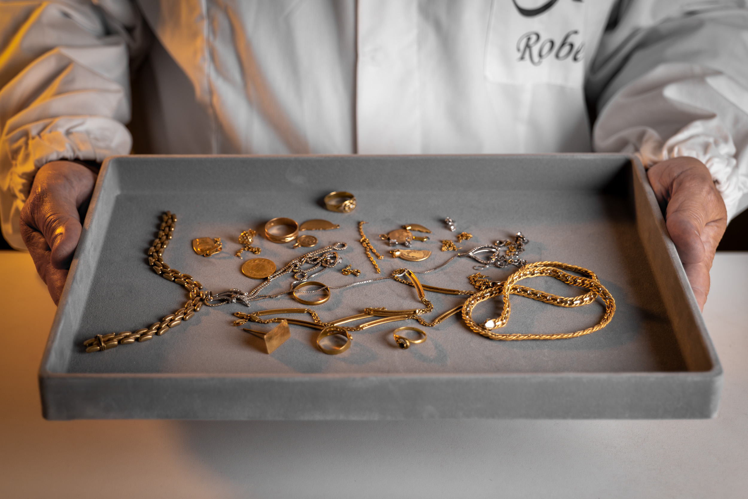 Gioielli in oro usati in attesa di valutazione al compro oro