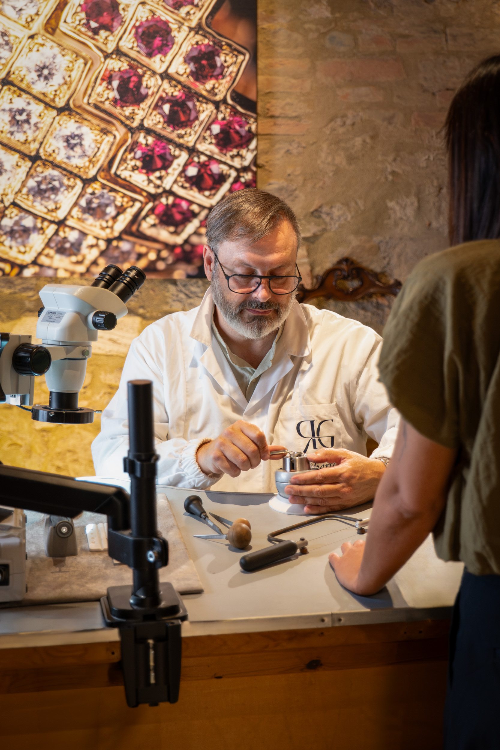 Lezione di gemmologia al microscopio