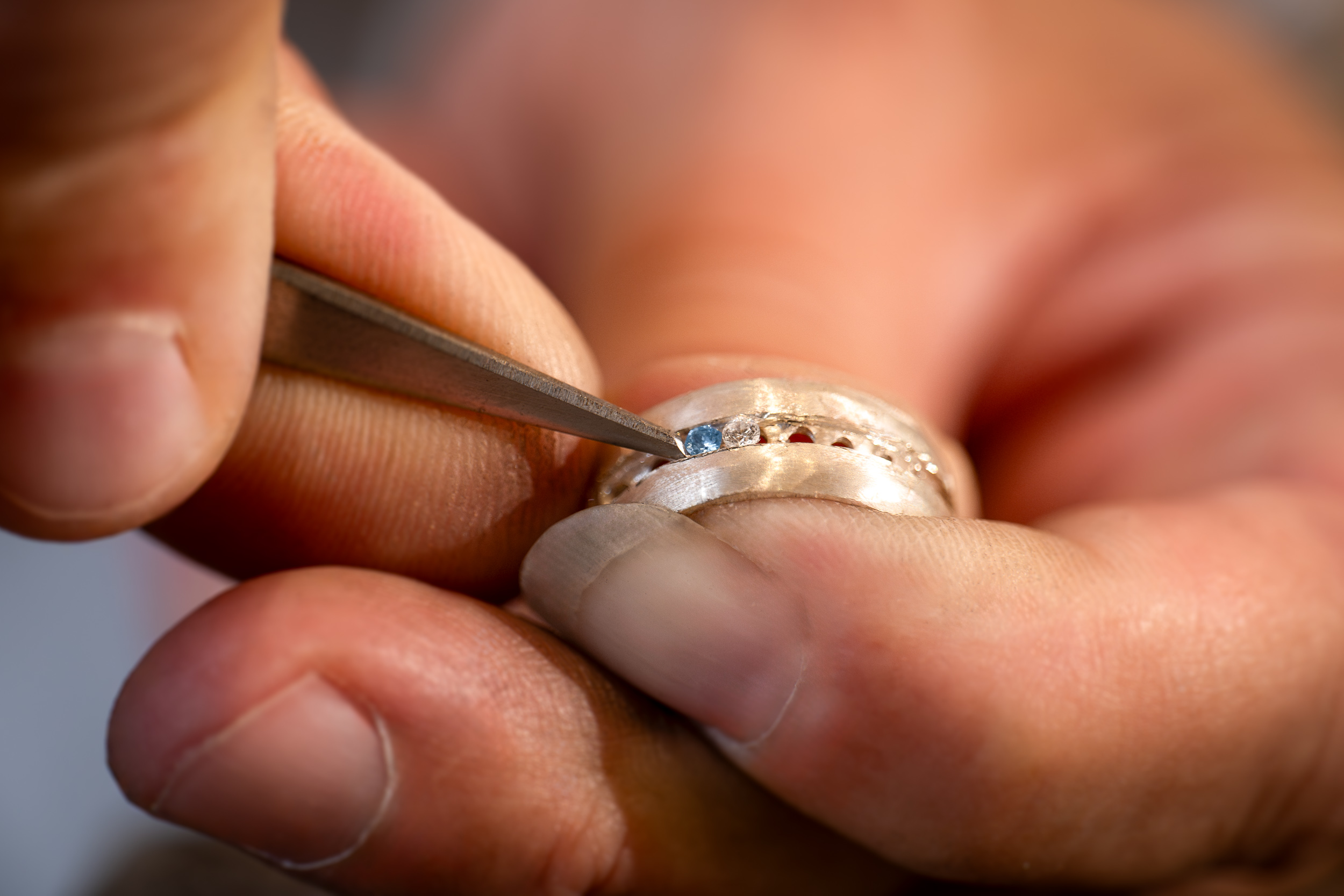 Controllo della pietra incastonata su un anello