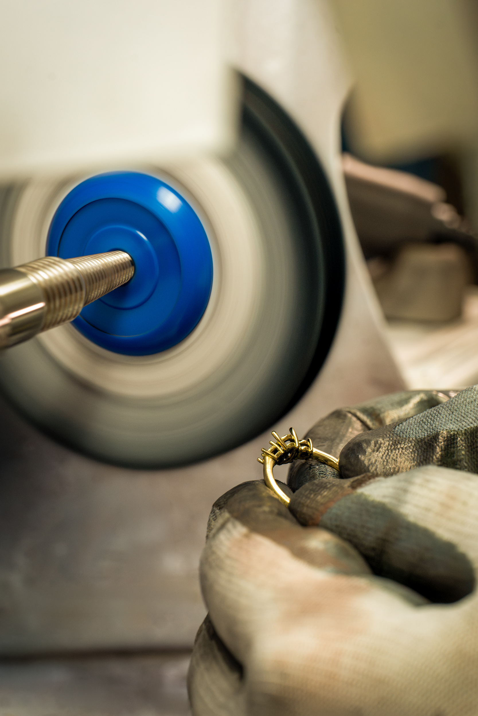 Lavorazione di un anello con il motore da banco