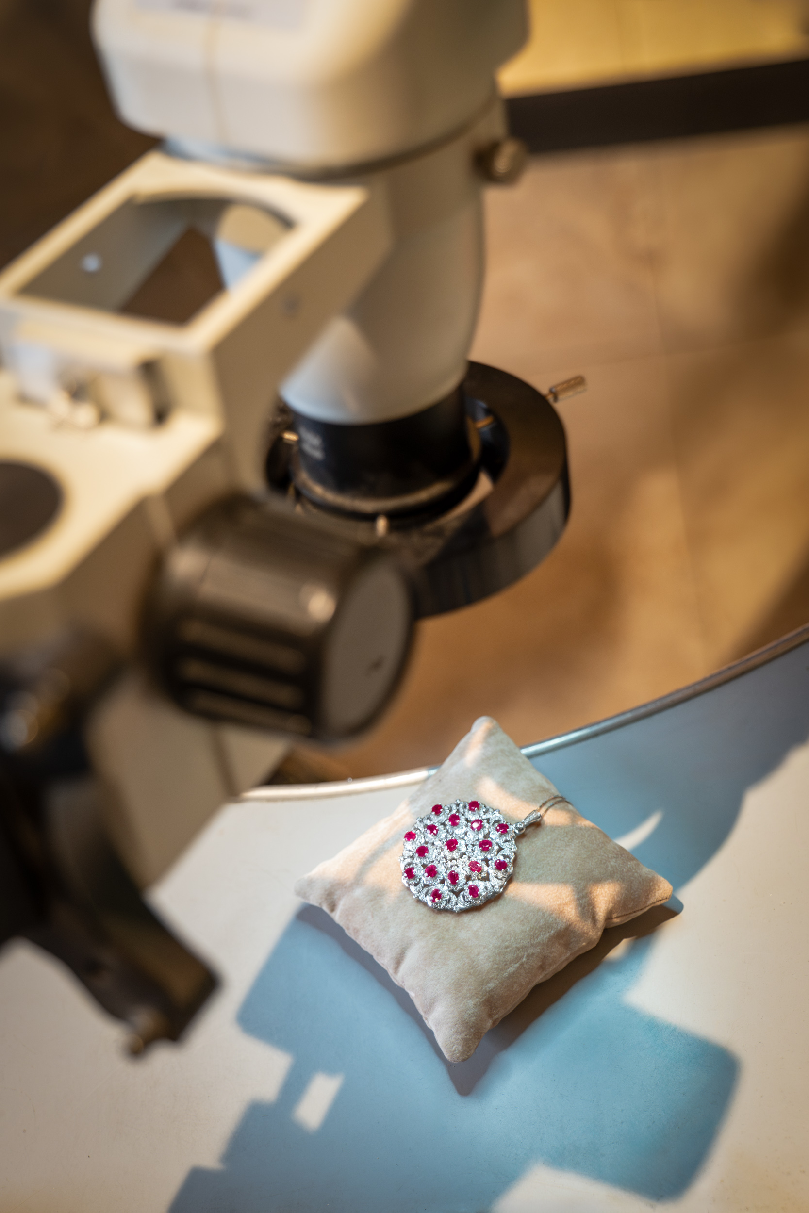 Analisi di una pietra al microscopio gemmologico