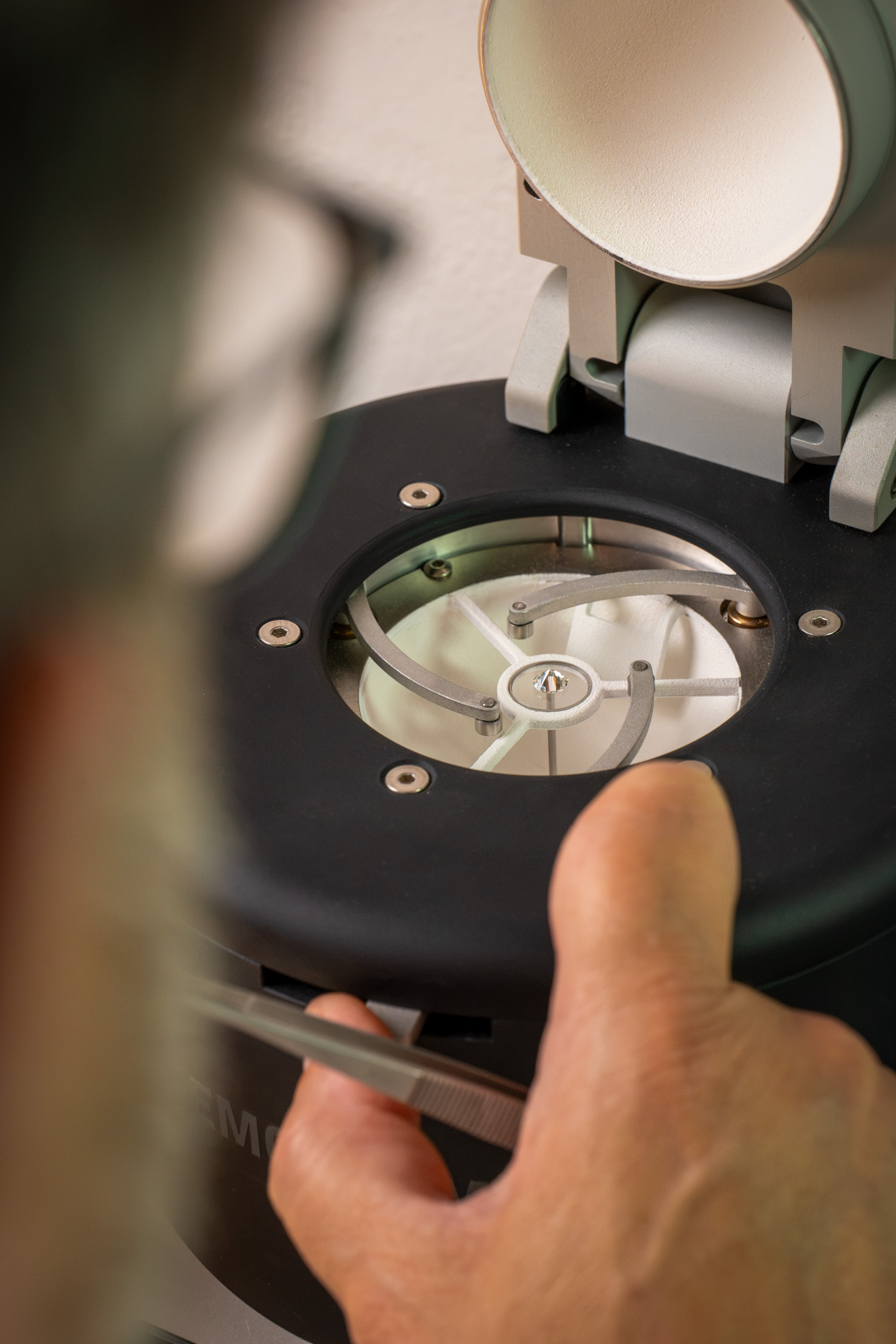 Microscopio a immersione per il riconoscimento delle pietre