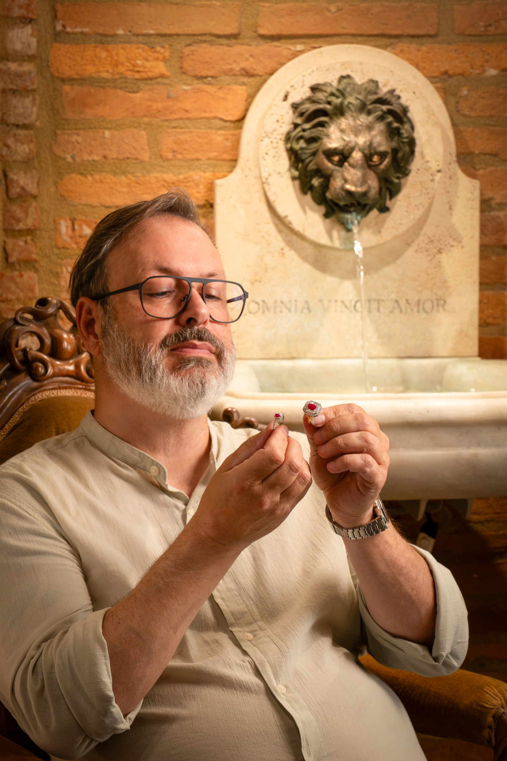 Roberto Gallorini al lavoro nel suo laboratorio orafo