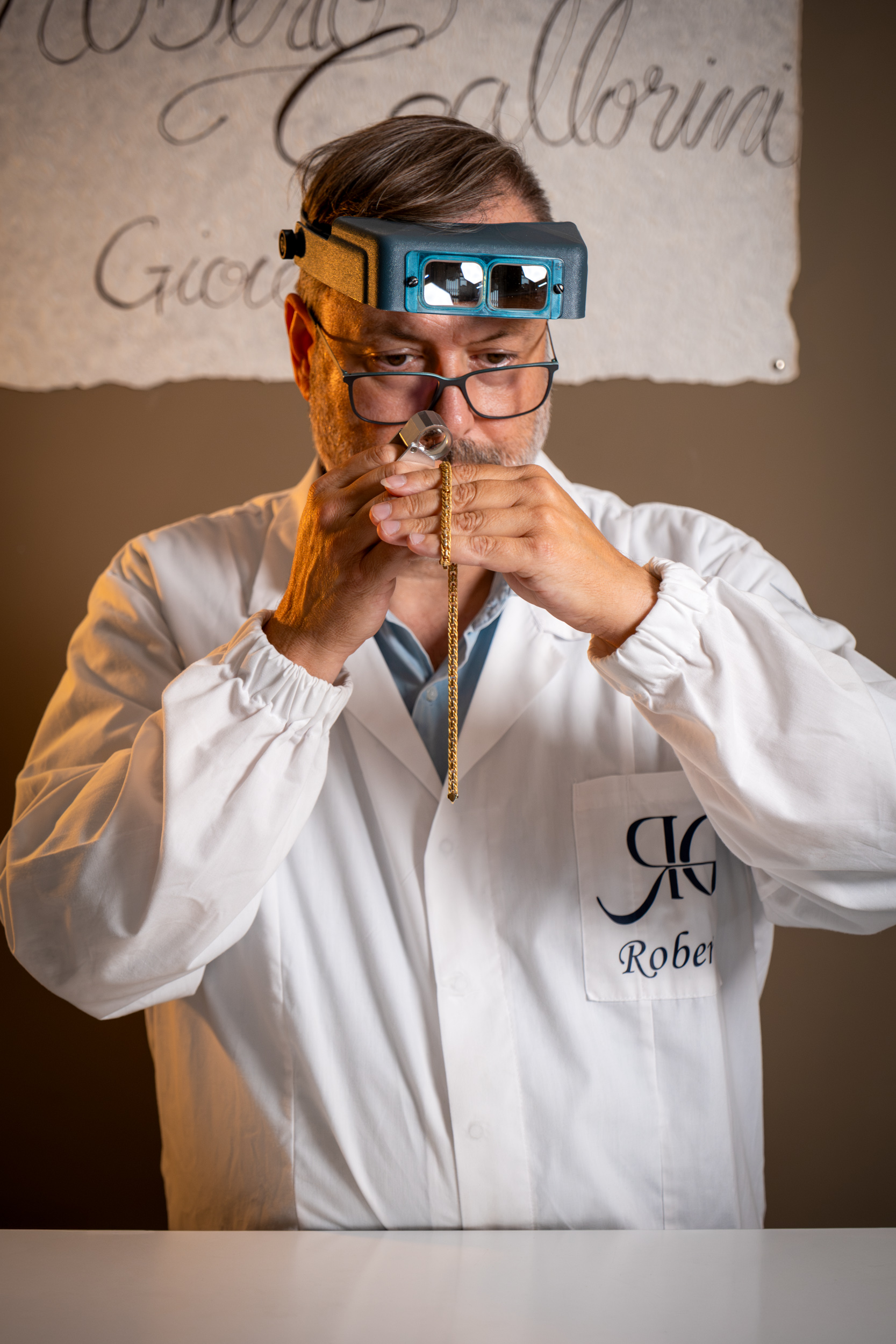 Roberto Gallorini durante la valutazione di oggetti in oro