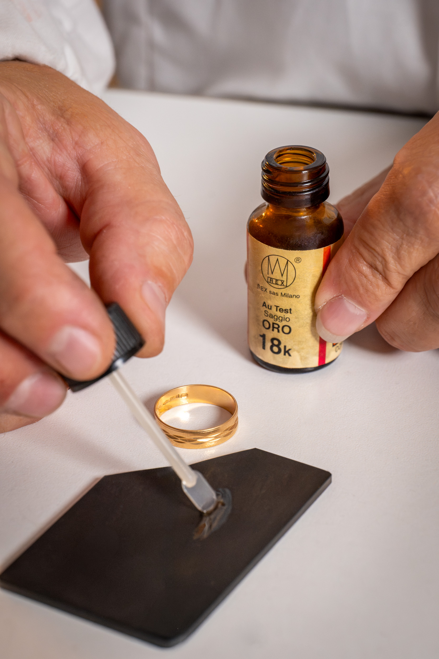 Saggio dell'oro con acido sulla pietra di paragone