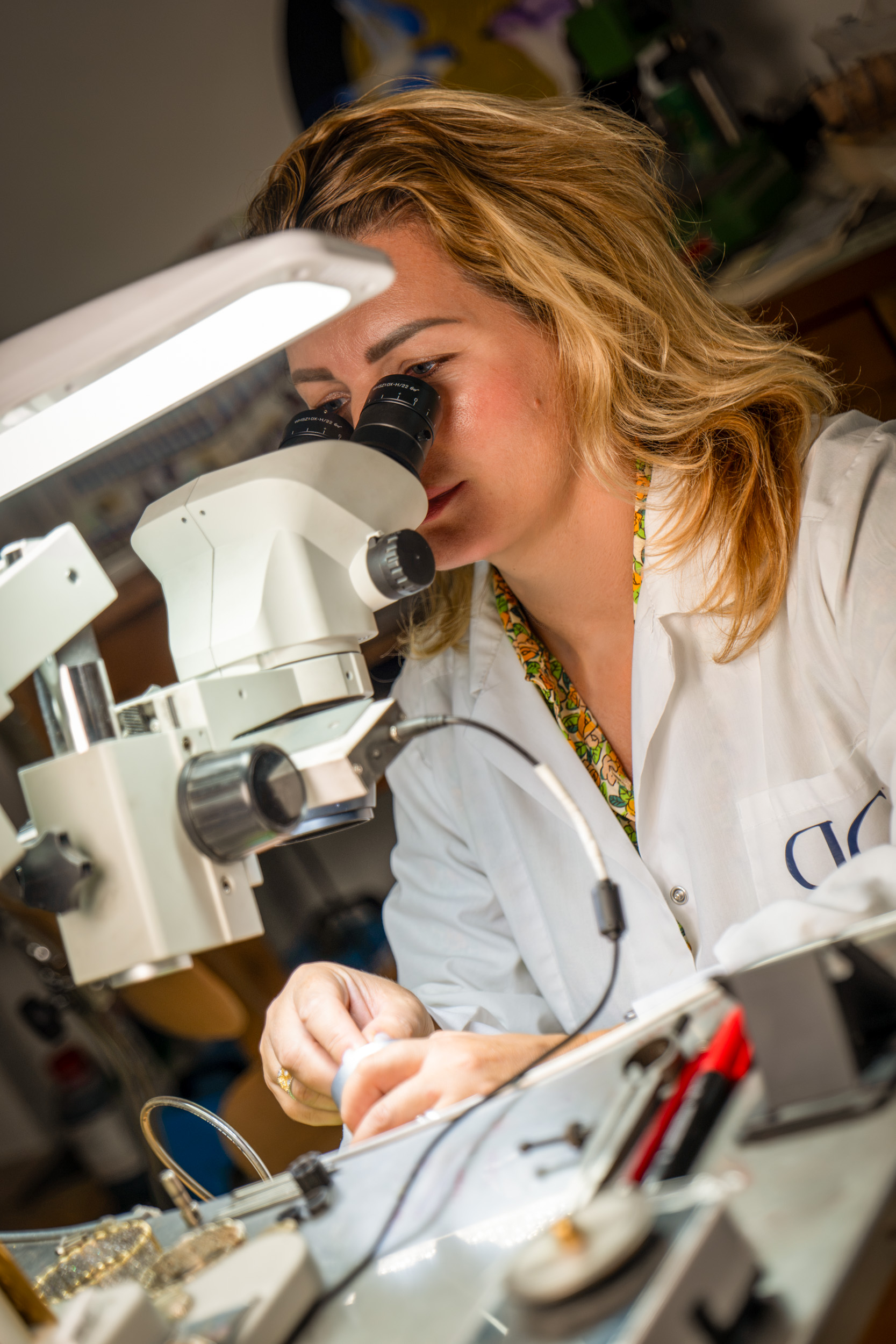 Postazione con microscopio nel laboratorio