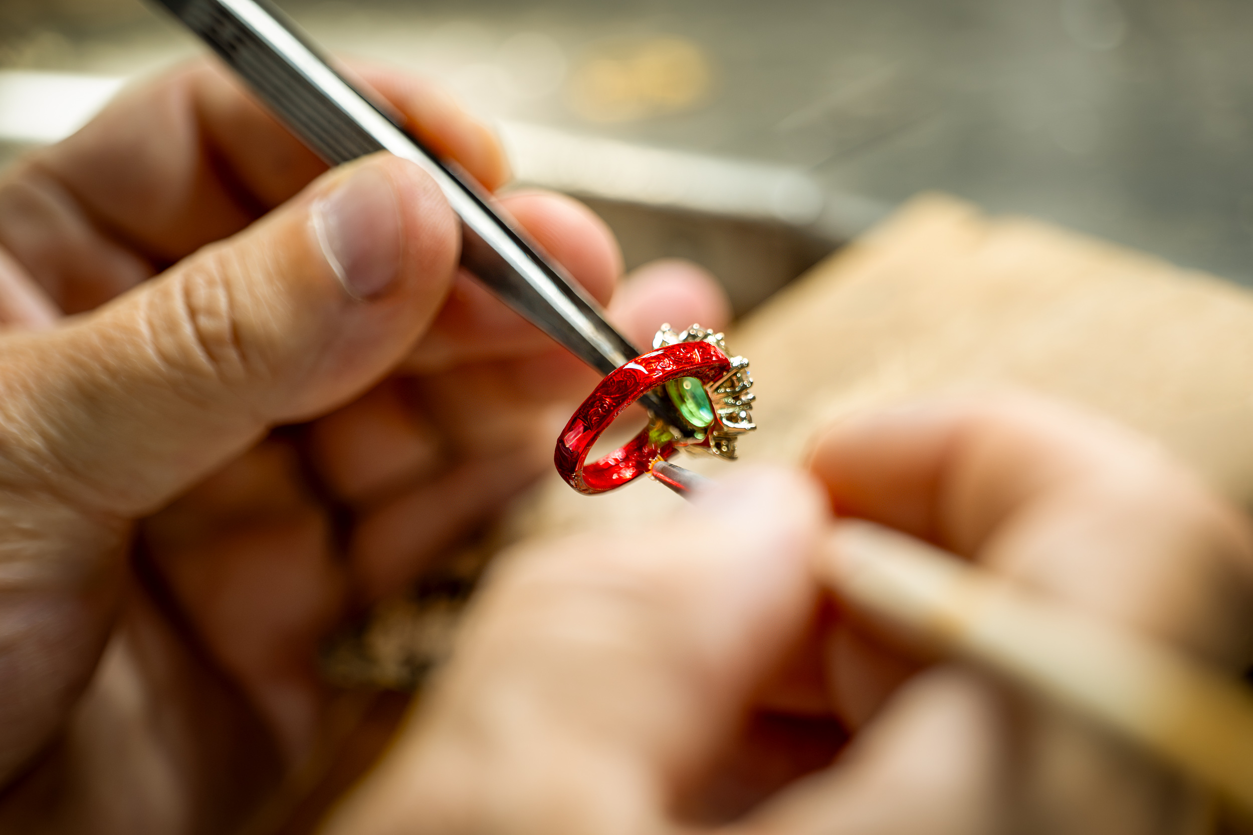 Lavorazione di un anello con rubino al banco orafo