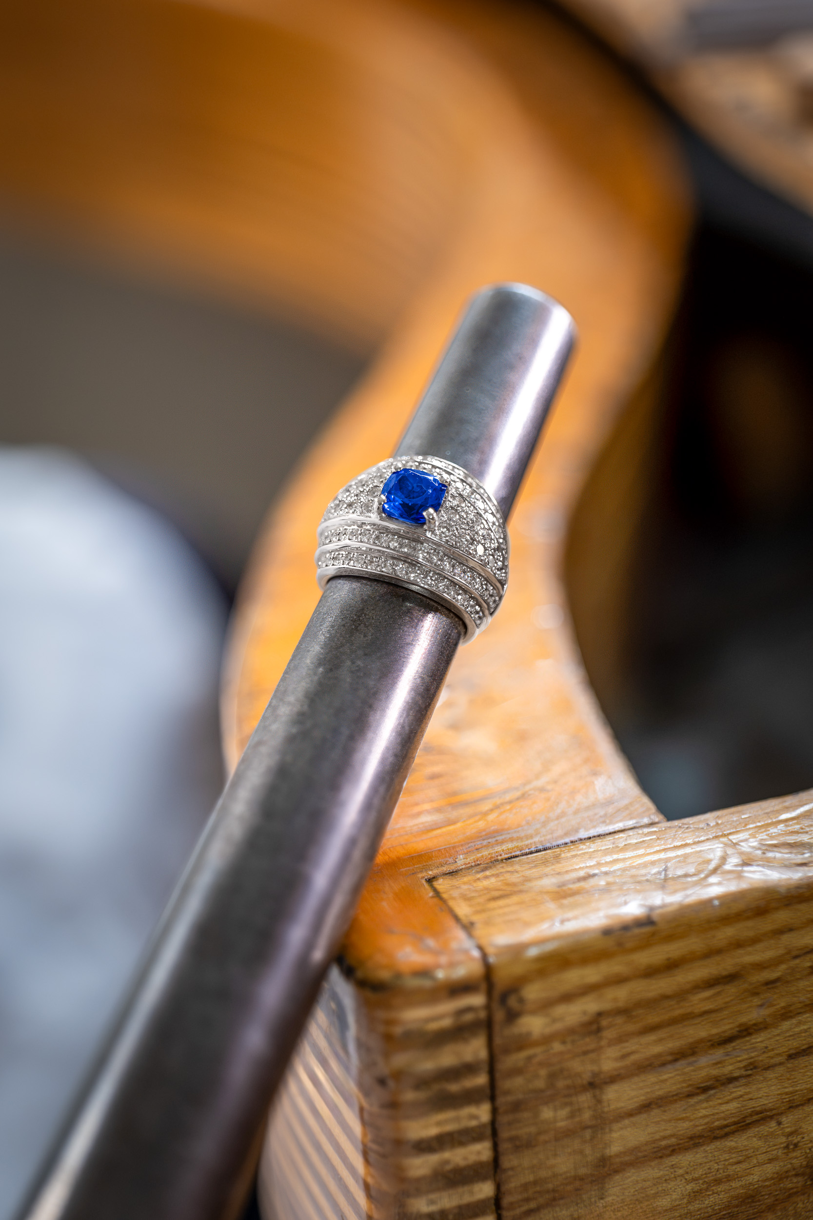 Anello con zaffiro sul triboulet