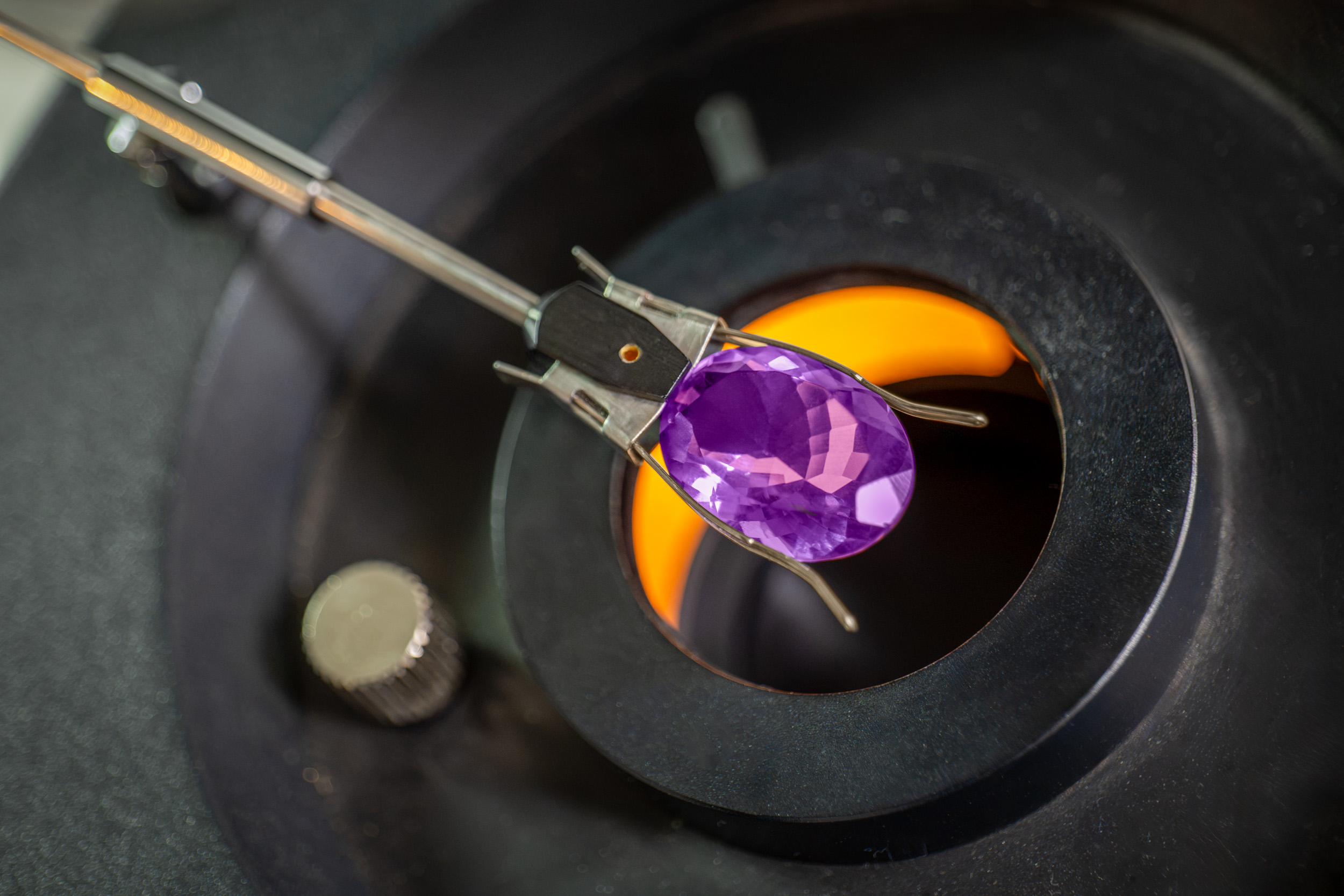 Pietra viola osservata al microscopio gemmologico