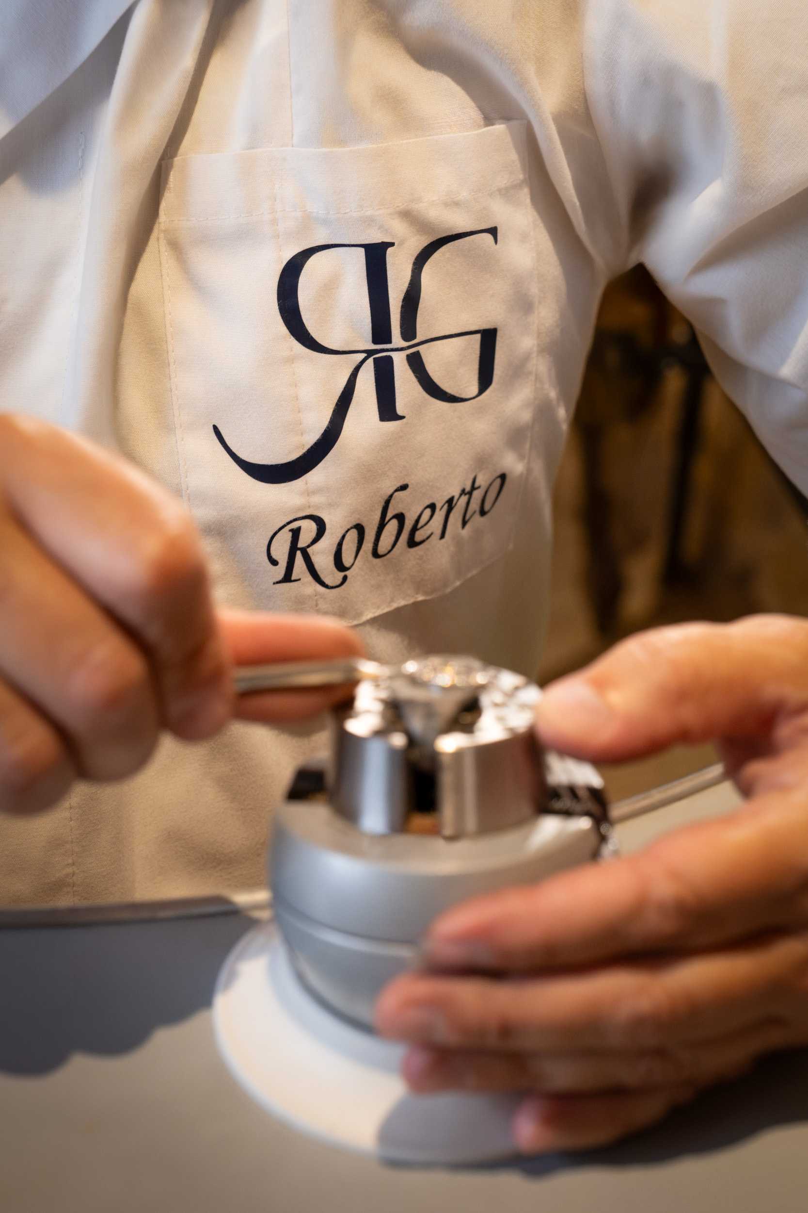 Roberto Gallorini incastona una pietra con il morsetto
