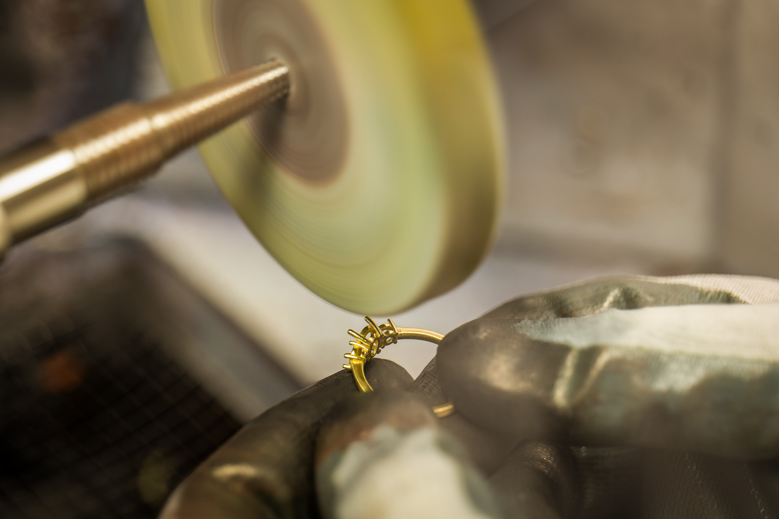 Lucidatura di un anello in oro alla pulitrice