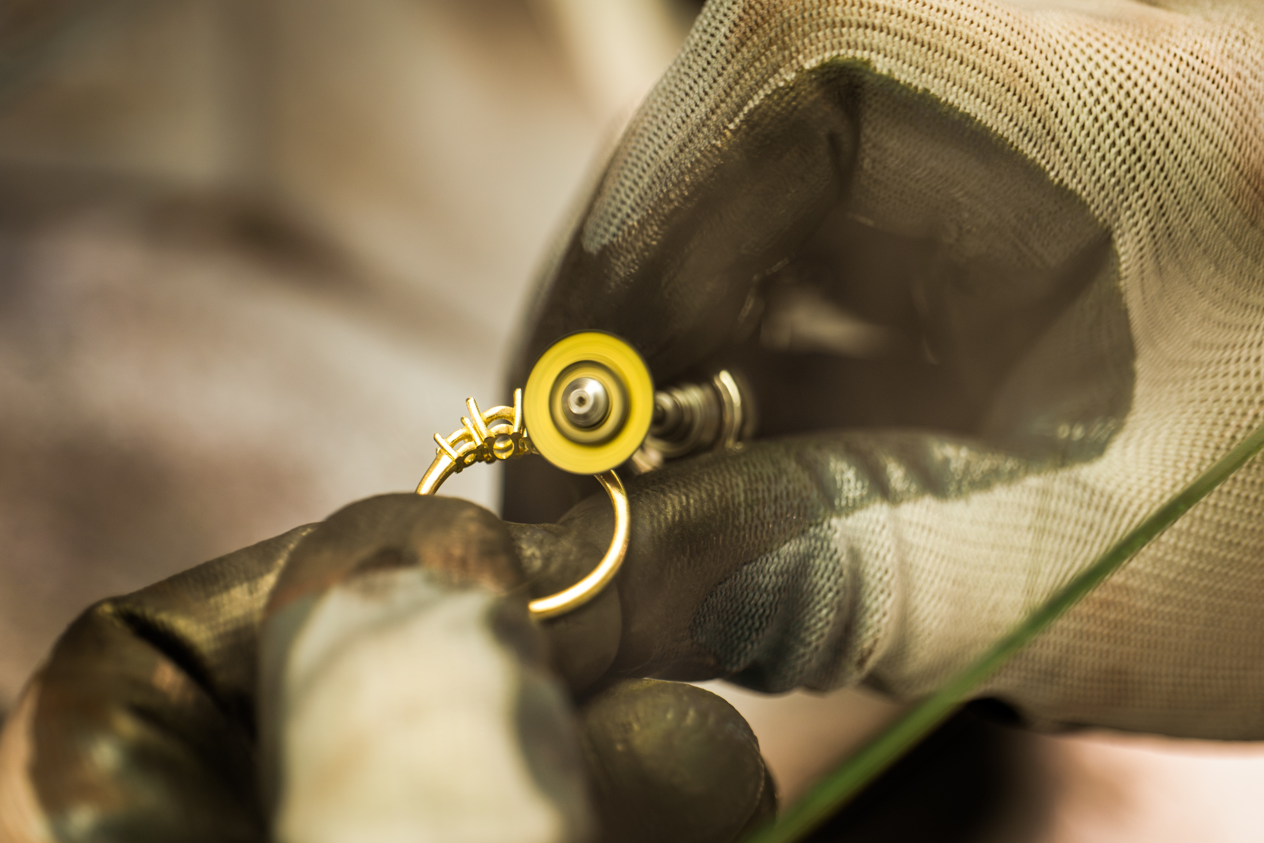 Anello in oro con diamante durante la lavorazione